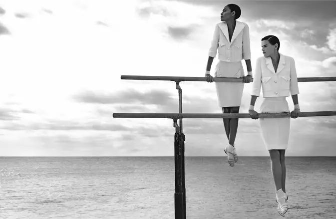 Chanel Spring 2012 ව්‍යාපාරය සඳහා Saskia de Brauw & Joan Smalls by Karl Lagerfeld