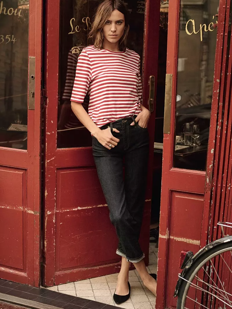 Stilstelulo Alexa Chung pozas en Parizo por la printempa kampanjo 2017 de AG