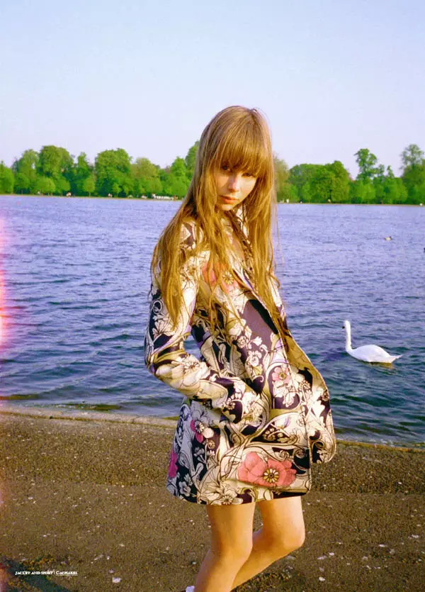 Edie Campbell gan Viktor Vauthier ar gyfer Tank Summer 2011