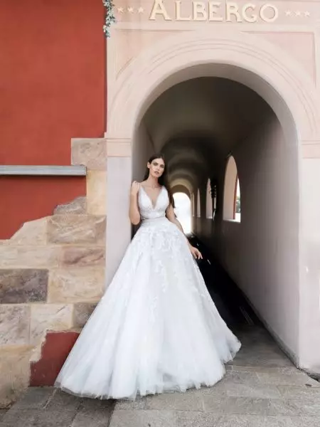 Bianca Balti Adazzles mu Alessandro Angelozzi Couture 2020 Bridal Dresses