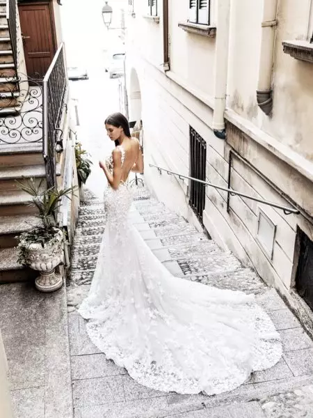 Bianca Balti Dazzles ing Gaun Pengantin Alessandro Angelozzi Couture 2020