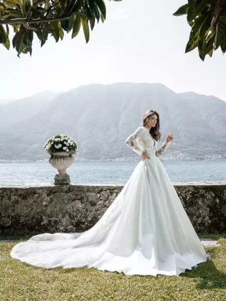 Bianca Balti Dazzles a cikin Alessandro Angelozzi Couture 2020 Riguna na Amarya