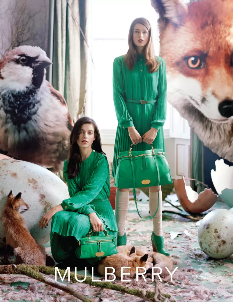 Kampanye Musim Gugur Mulberry 2011 | Tati Cotliar & Julia Saner oleh Tim Walker