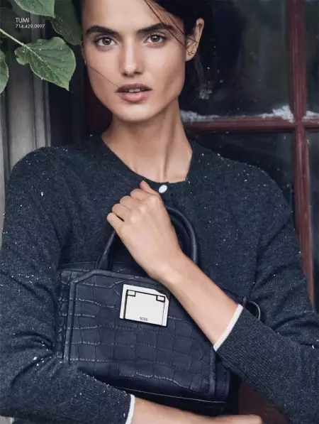 Blanca Padilla South Coast Plaza-nın Tətil Kataloqunda şən olur