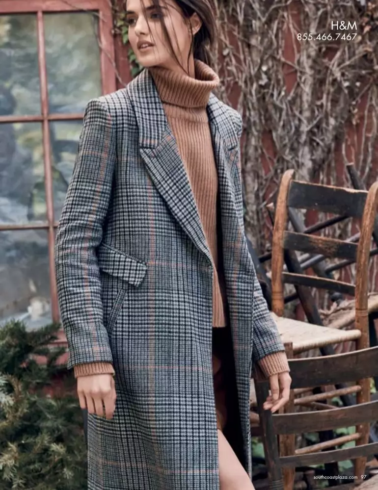 UBlanca Padilla wendlaleke ngejazi le-H&M leplaid, ijezi le-turtleneck nesiketi