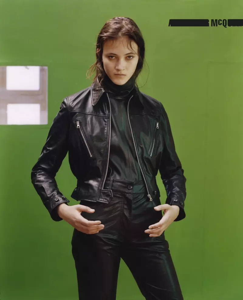 Greta Varlese modela jaqueta de couro e macacão na campanha outono-inverno 2016 de McQ by Alexander McQueen