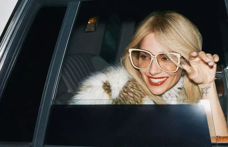 Sienna Miller đeo kính trong chiến dịch du lịch Gucci 2020