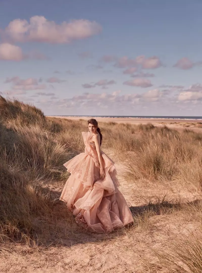 Kati Nescher se yon vizyon absoli pou Harper's Bazaar UK