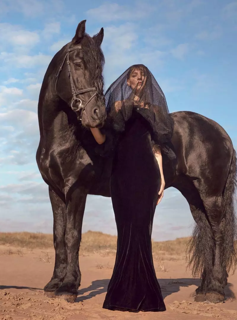 Kati Nescher és una visió absoluta per a Harper's Bazaar UK