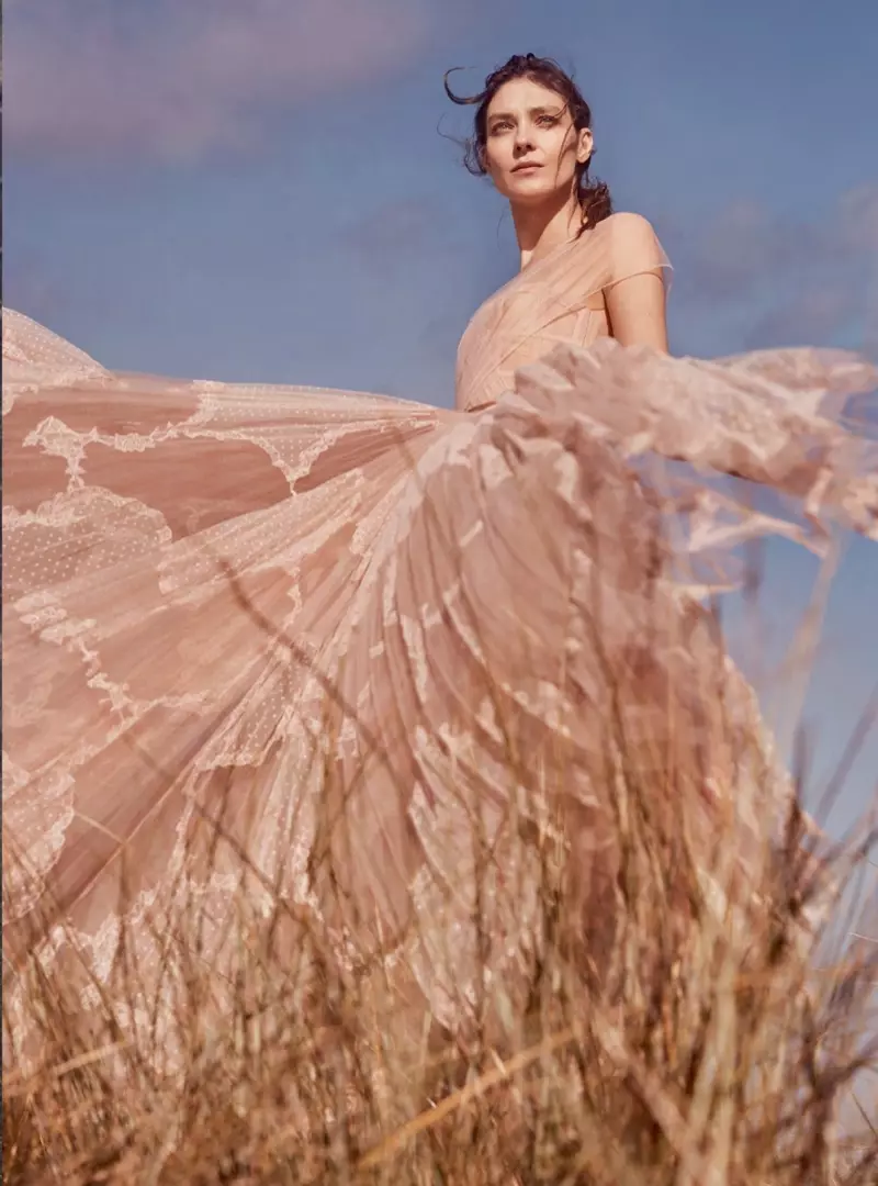 Kati Nescher se yon vizyon absoli pou Harper's Bazaar UK