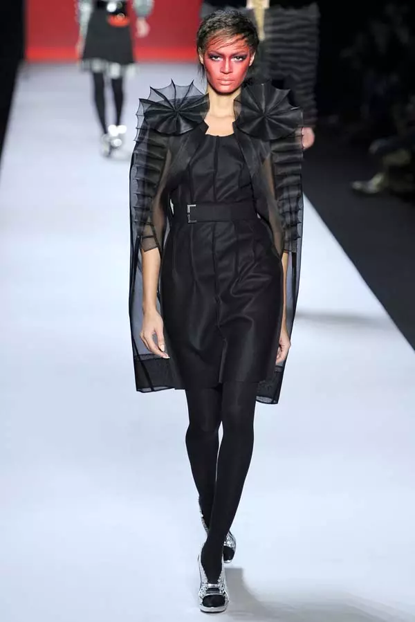 U-Viktor & Rolf Fall 2011 | Paris Fashion Week