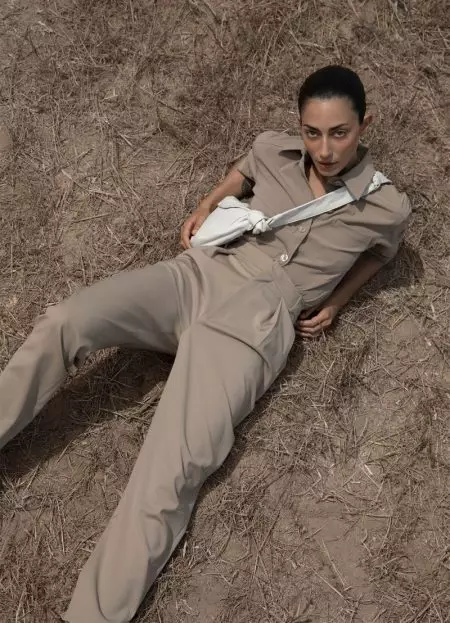 Si Conie Vallese Poses sa Neutral nga mga Estilo para sa Zara