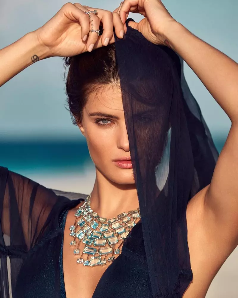 Nakuha ni Isabeli Fontana ang kanyang closeup sa isang statement necklace