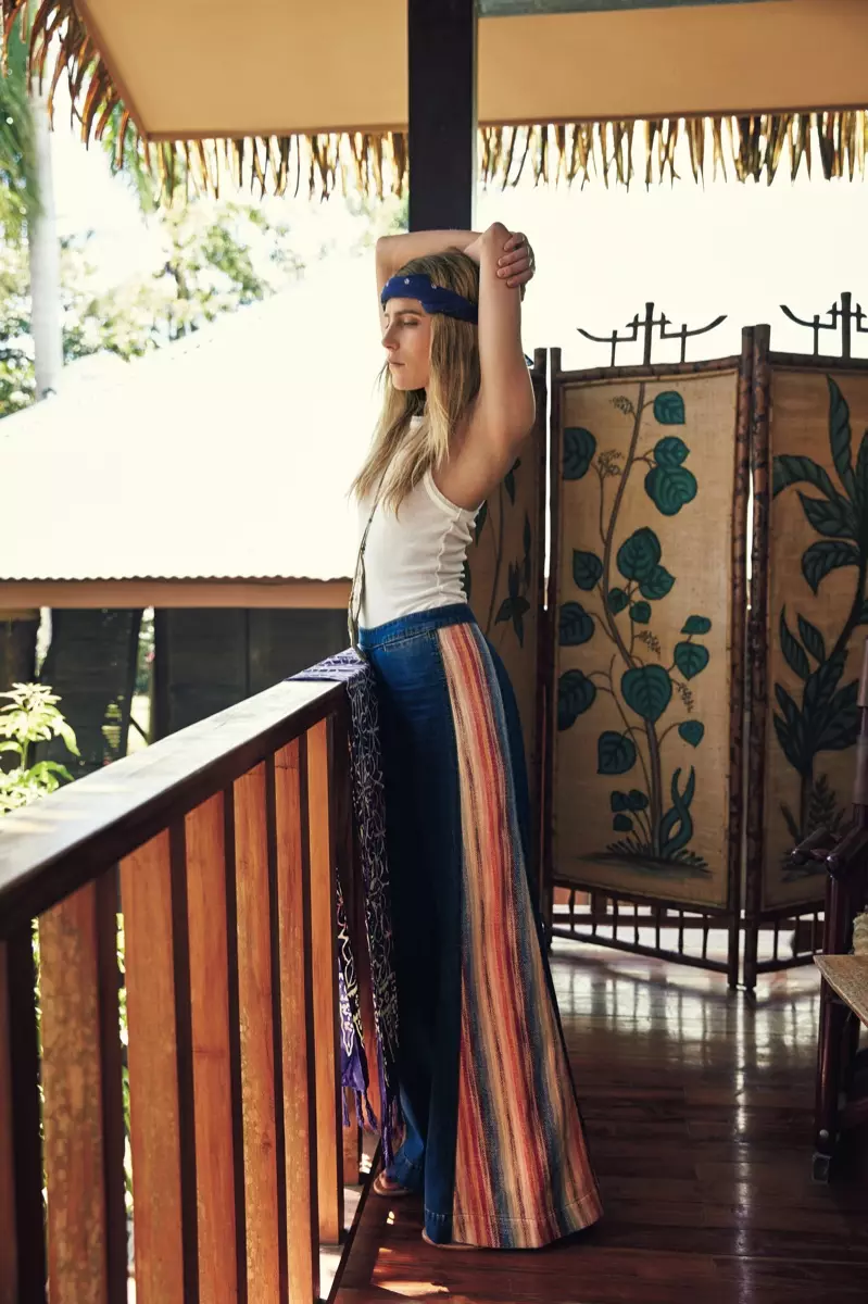 Dree memakai skirt maxi dan tangki putih dari Free People