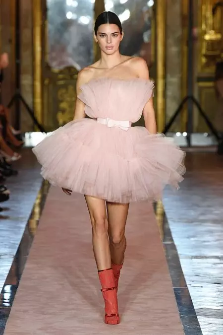 Giambattista Valli x H&M waxay Rome u qaadaa bandhiga Runway