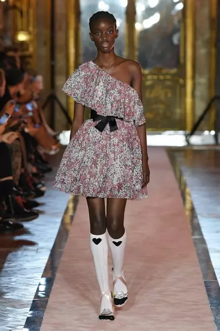 Giambattista Valli x H&M waxay Rome u qaadaa bandhiga Runway