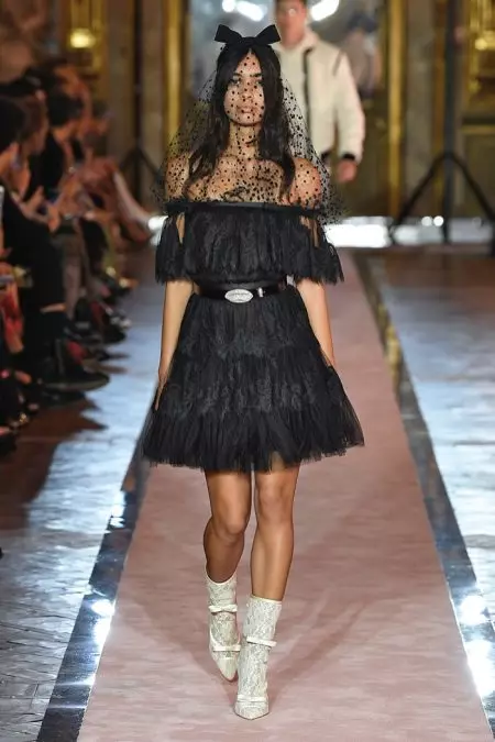 Giambattista Valli x H&M leva Roma para desfile