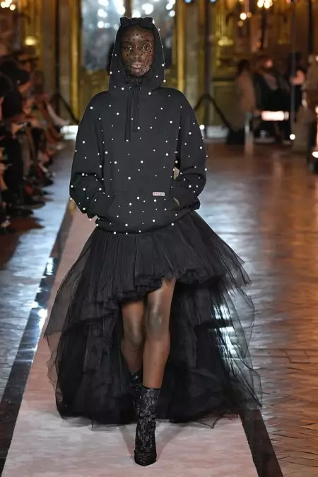 Giambattista Valli x H&M hëlt Rom fir Runway Show