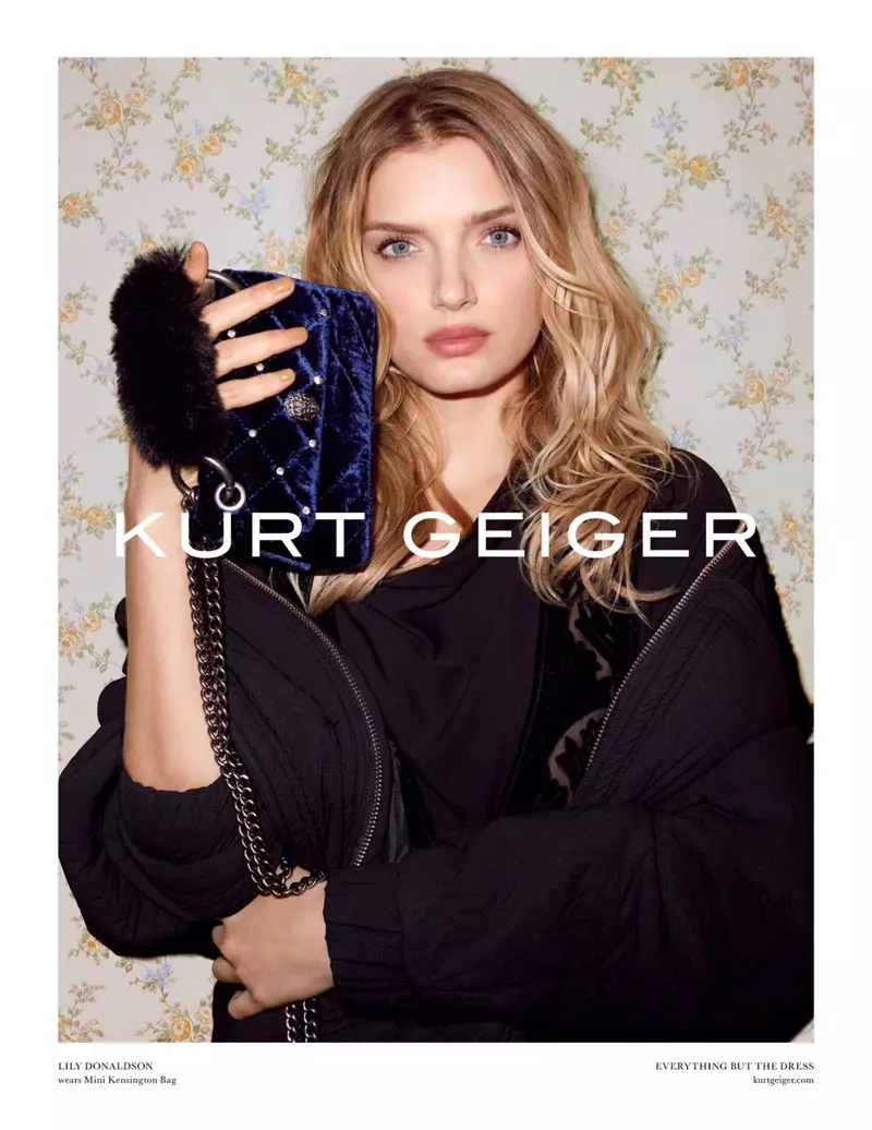 Si Lily Donaldson ay nag-pose na may velvet clutch sa kampanya ni Kurt Geiger sa taglagas-taglamig 2017