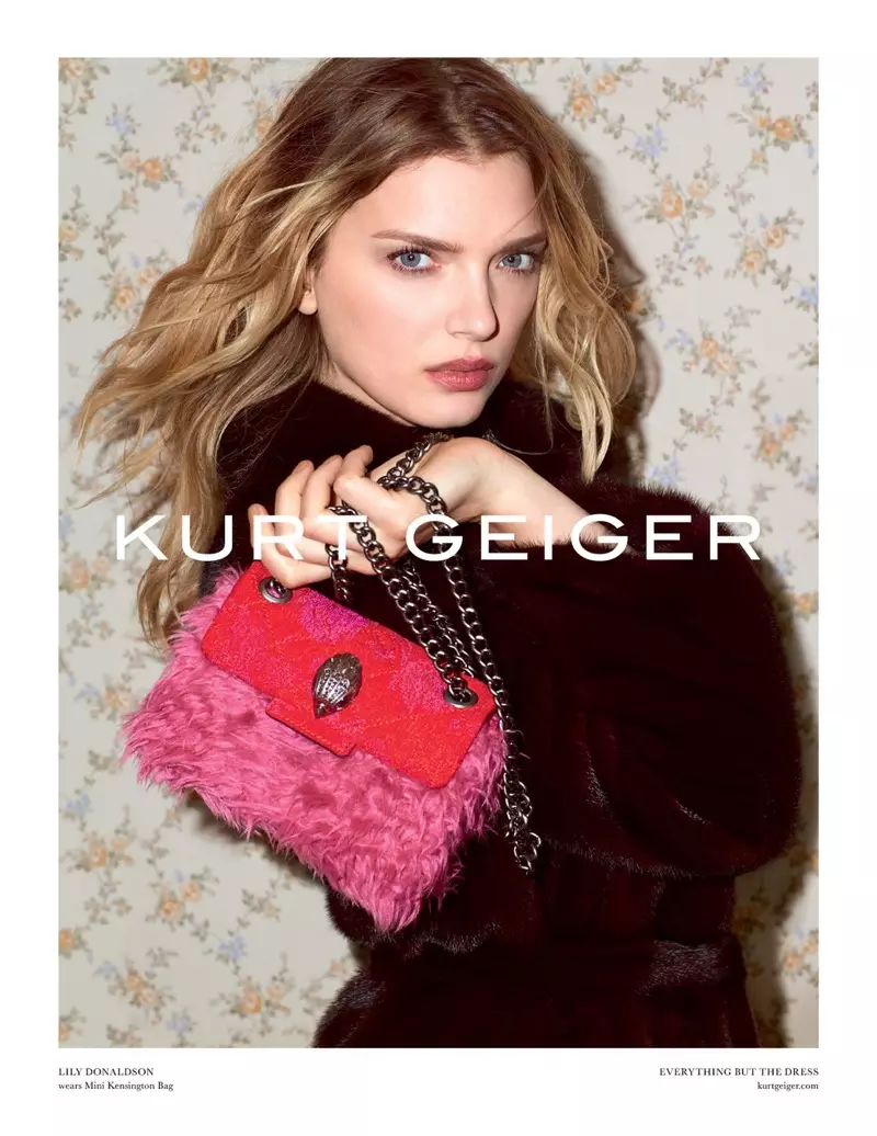 Mae Lily Donaldson yn modelu bag llaw pinc blewog yn ymgyrch hydref-gaeaf 2017 Kurt Geiger