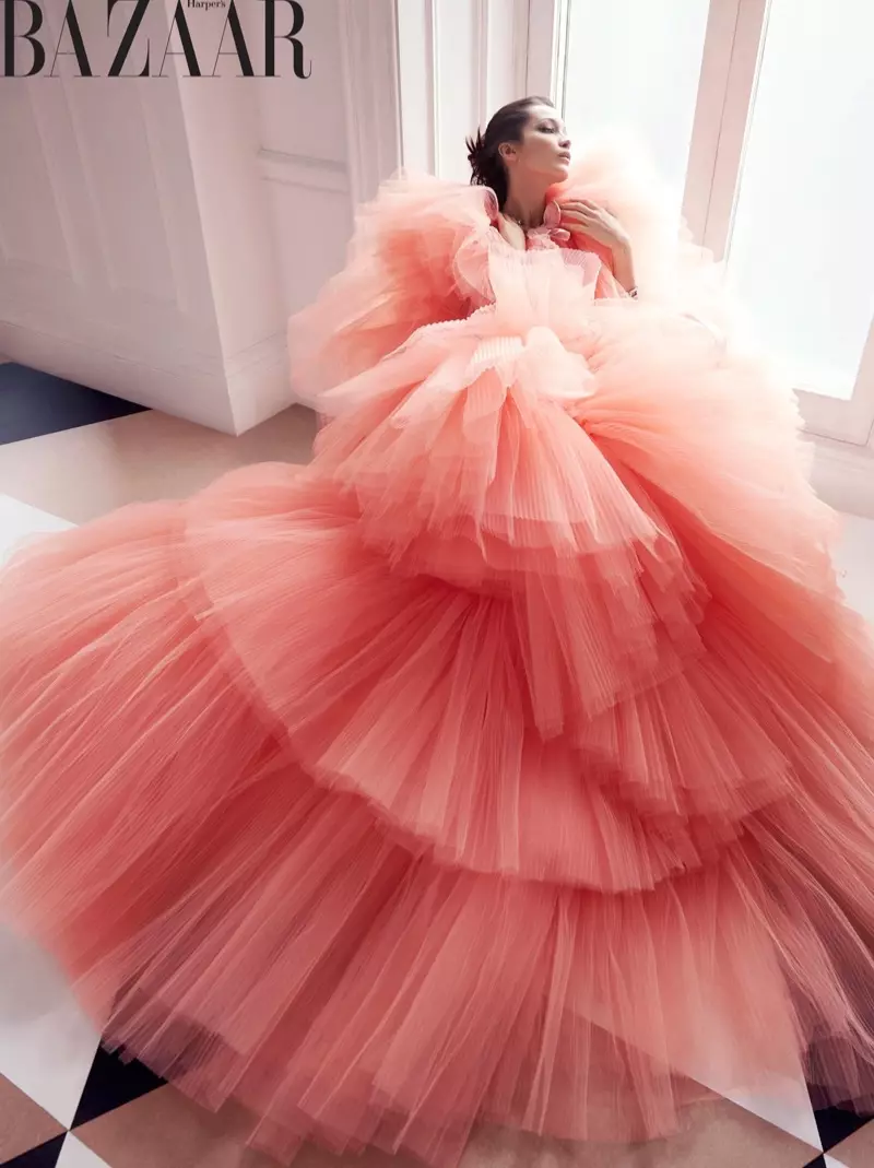 Bella Hadida apbur Haute Couture par Hārpera bazāru