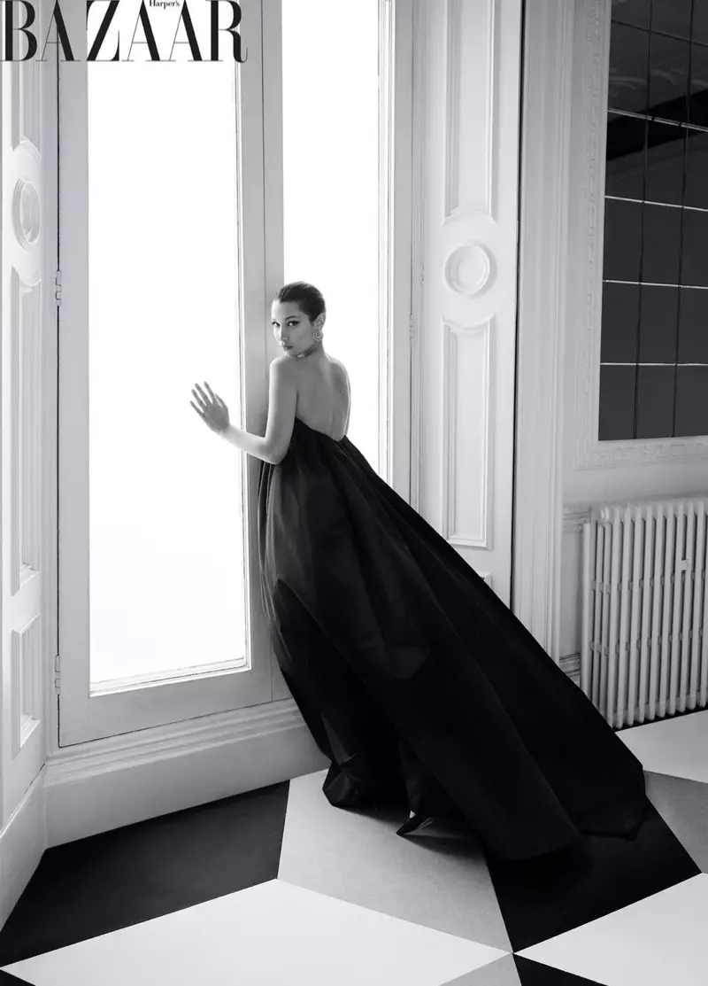 Bella Hadida apbur Haute Couture par Hārpera bazāru