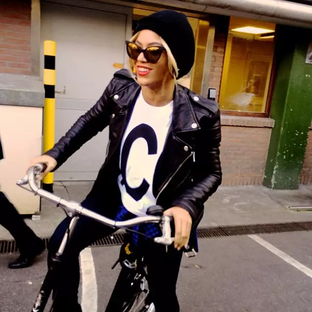 Beyonce nganggo jaket kulit, kaos Chanel lan aht