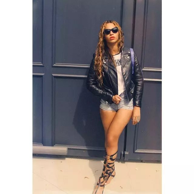 D'Beyoncé huet Liederjacket an Denim Shorts un