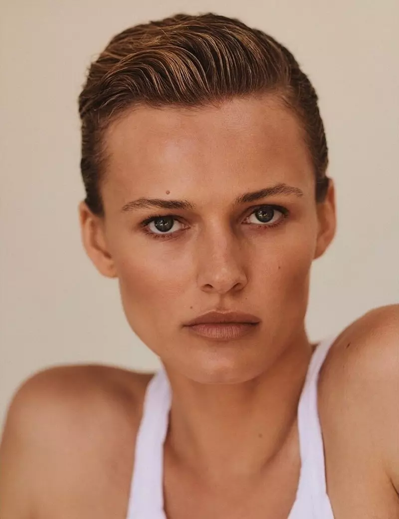 D'Edita Vilkeviciute probéiert schlank Summerstiler fir Vogue Polen