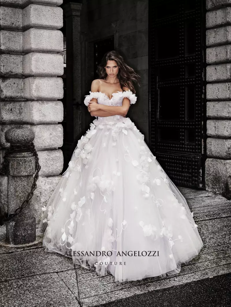 Bianca Balti předvádí kampaň svatební kolekce Alessandro Angelozzi Couture 2019