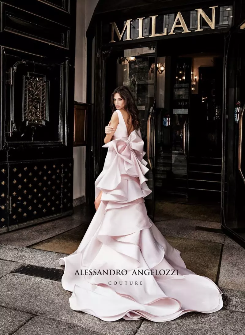 Katempo geulis dina warna pink, Bianca Balti payuneun kampanye koleksi Bridal Alessandro Angelozzi Couture 2019