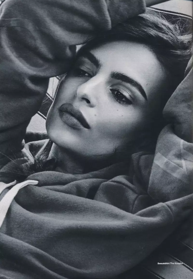 Emily Ratajkowski 在 Glamour UK 中穿著酷女孩的造型