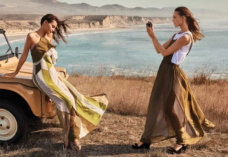 Emily Ratajkowski e Sasha Pivovarova modellano abiti lunghi sbarazzini nella campagna primavera 2017 di Twin-Set