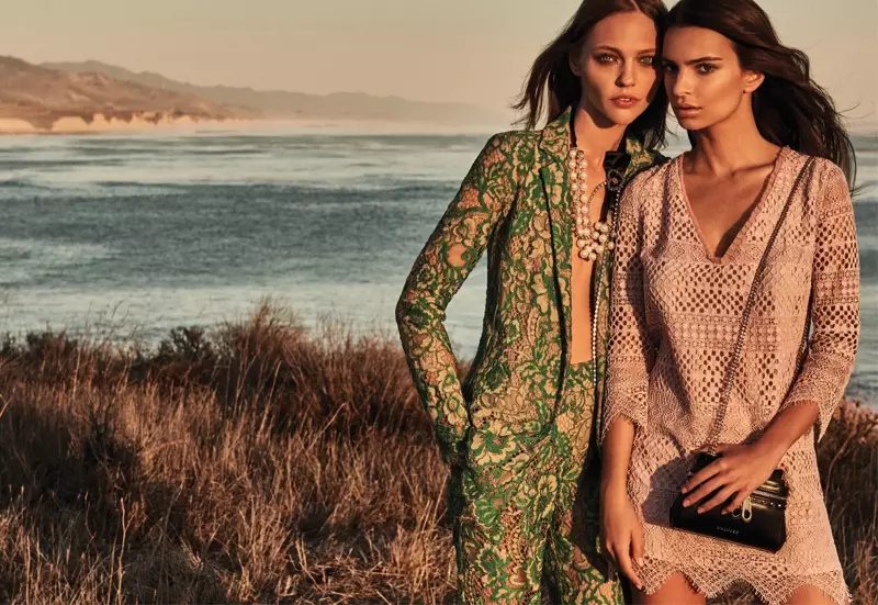 Sasha Pivovarova und Emily Ratajkowski tragen in der Frühjahrskampagne 2017 von Twin-Set Bohemian-Style