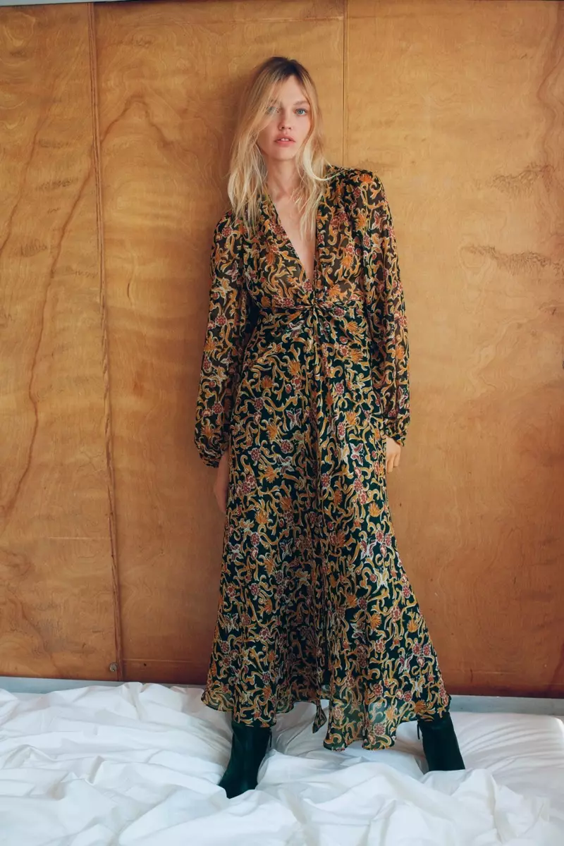 Sasha Pivovarova anomira muZara refu sleeve print dress.