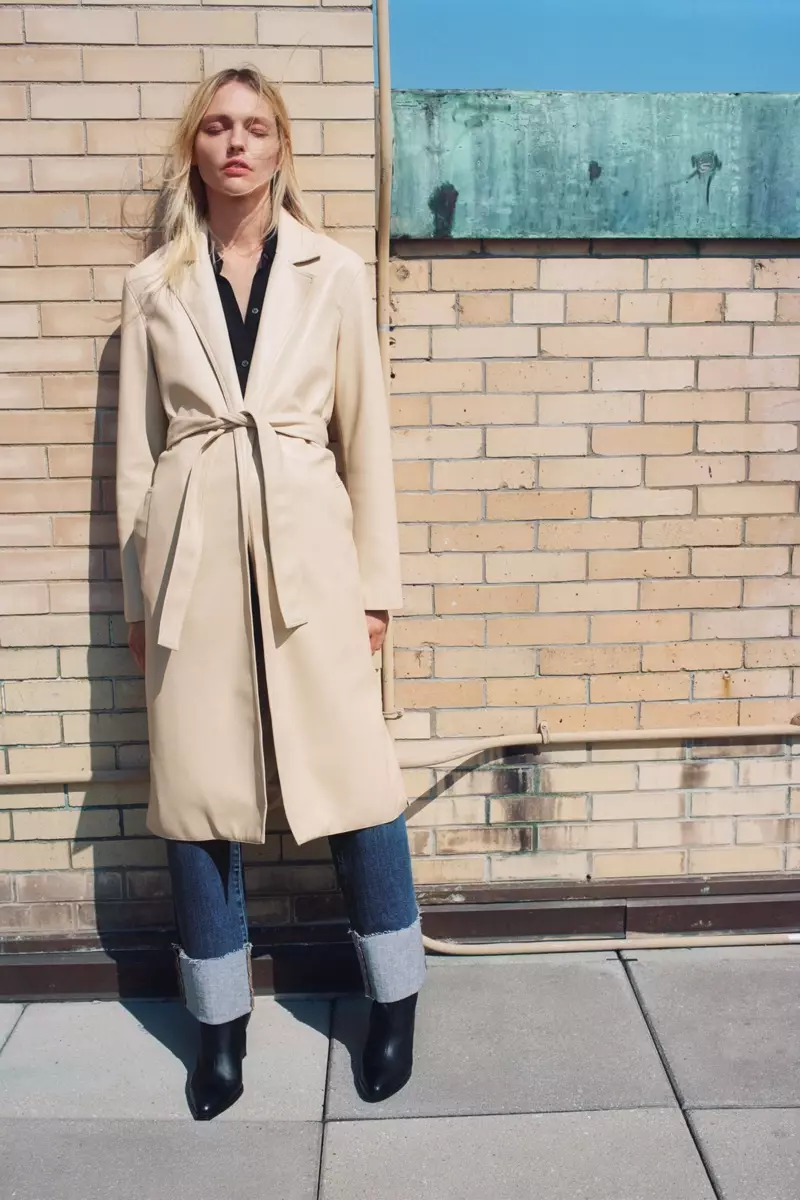 Model Sasha Pivovarova lê lae in Zara faux-leer trenchcoat.