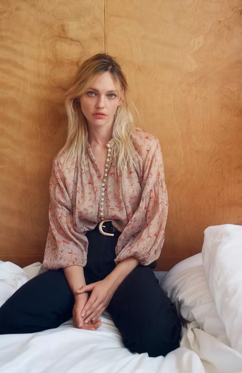 Sasha Pivovarova prova gli stili Zara autunno 2020.