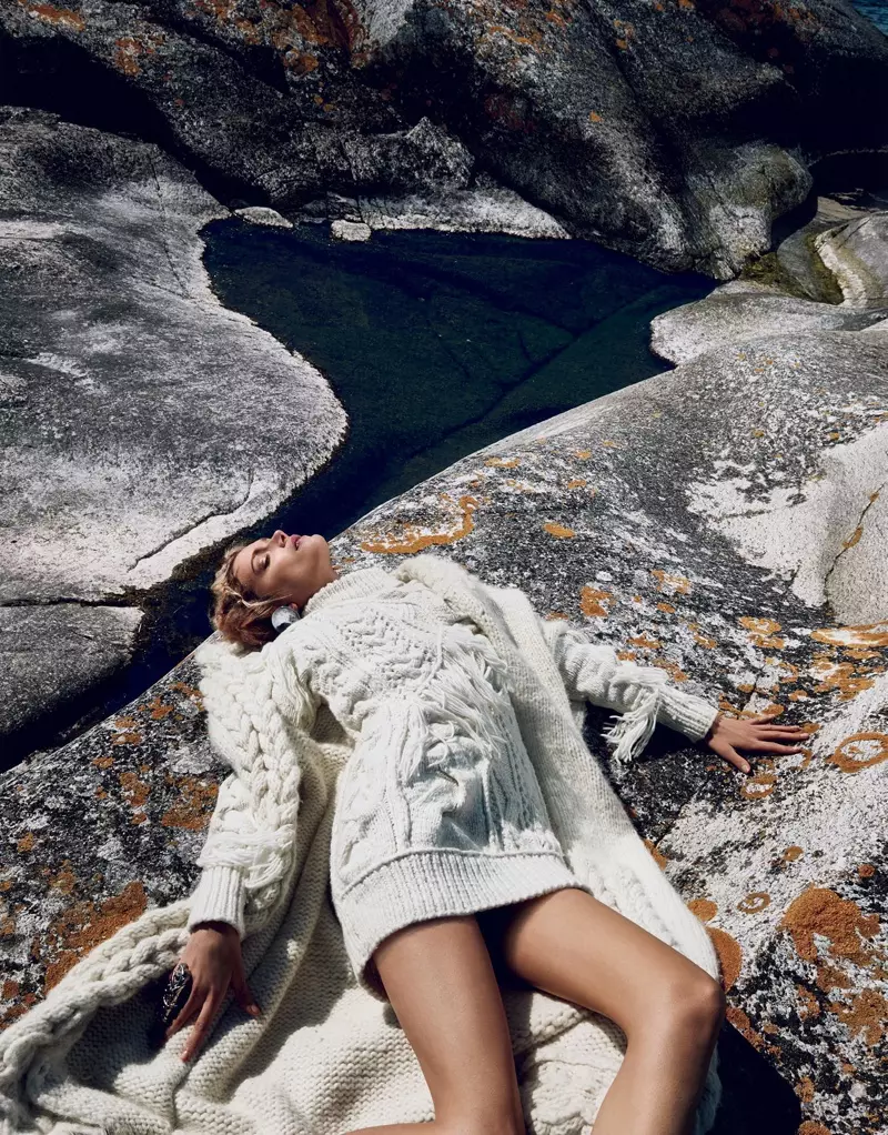 Lily Donaldson bụ 'Queen Nordic' na Wintry Vogue Japan Editorial