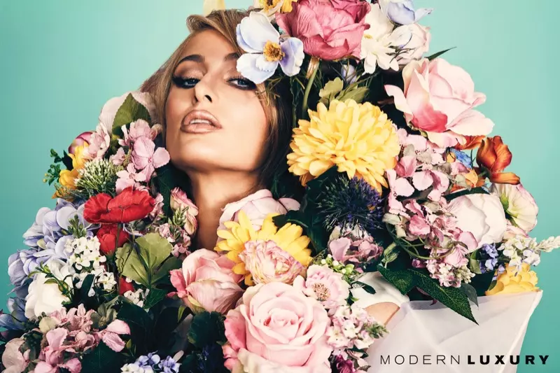 Bloeiend met bloemen, Paris Hilton draagt Moschino Couture jurk