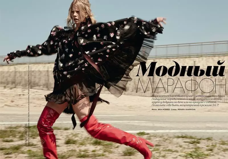 It blonde model slacht in pose yn Marc Jacobs cape