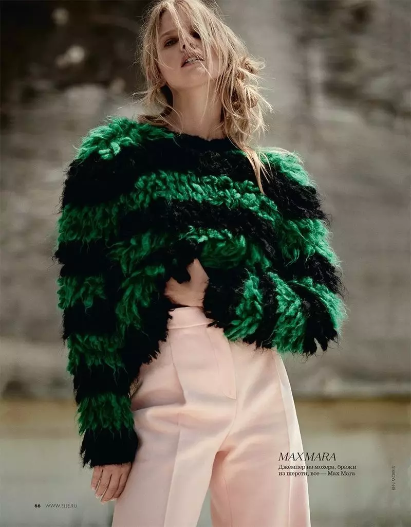 Marloes Horst โพสท่าในเสื้อสเวตเตอร์และกางเกงสีชมพูจาก Max Mara