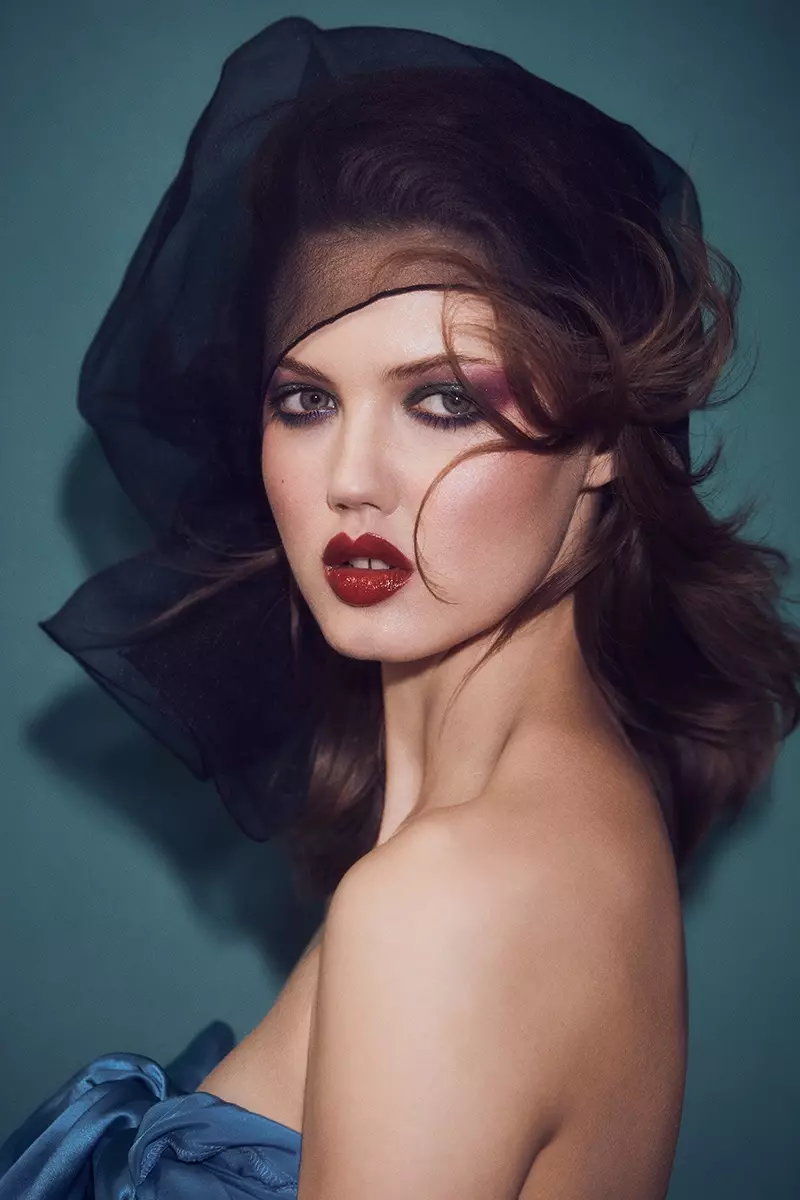 Lindsey Wixson trägt satte Juwelentöne für Vogue Hong Kong