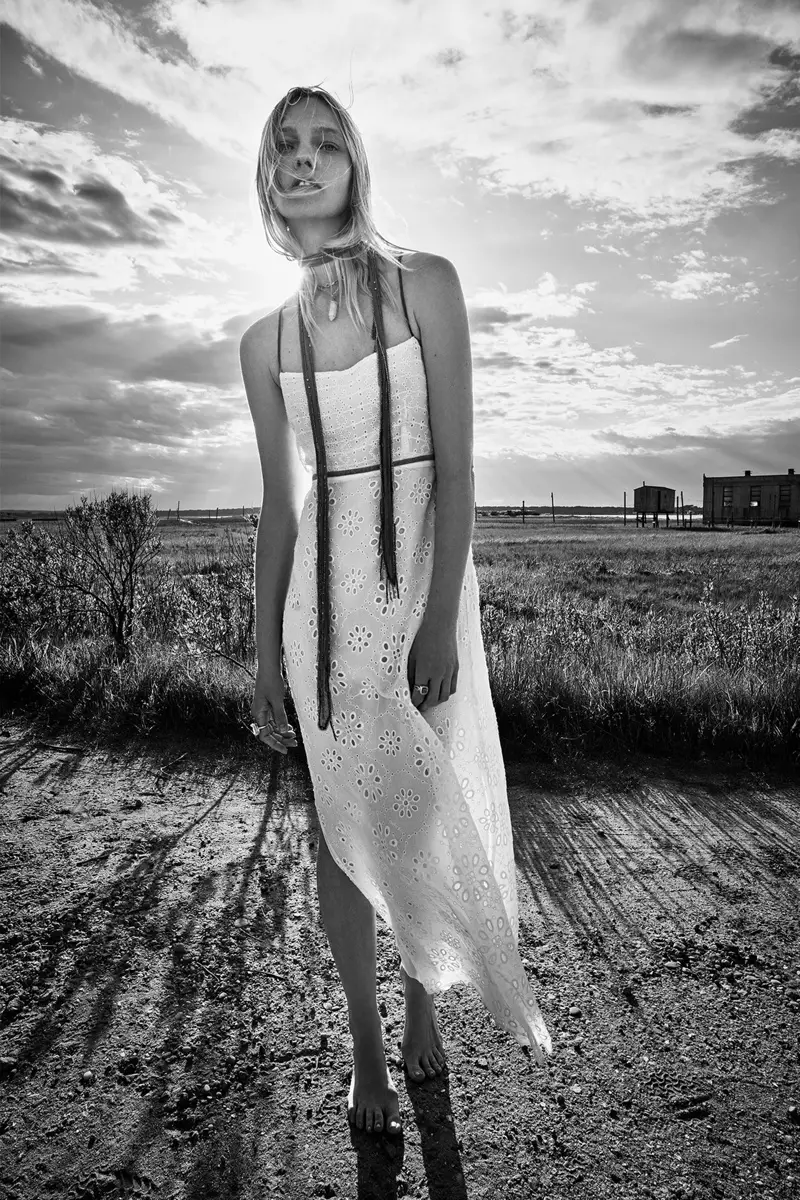 Model Sasha Pivovarova yana tsaye a cikin Zara eyelet lace dress.