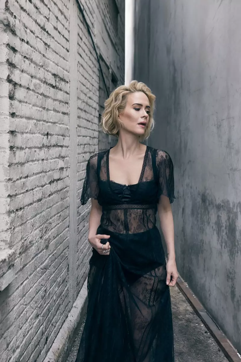 Sarah Paulson lleva un vestido negro de encaje transparente con sujetador y ropa interior