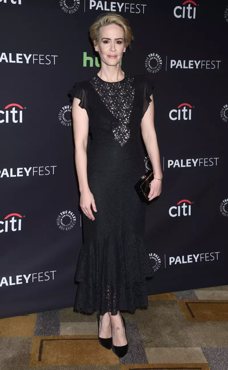 MARCH 2016: U-Sarah Paulson uhambela iphaneli ye-Paleyfest ka-2016 ye-American Horror Story Hotel egqoke ingubo emnyama ye-Philosophy. Isithombe: Ga Fullner / Shutterstock.com