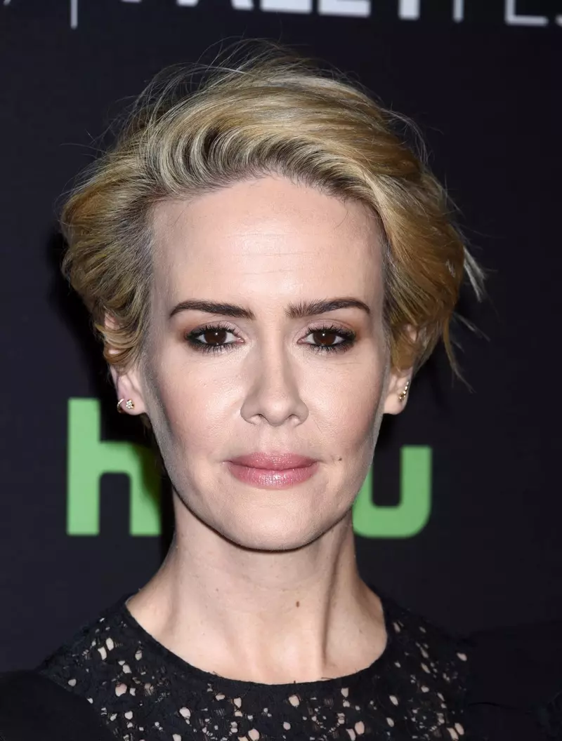 2016 年 3 月：莎拉·保爾森 (Sarah Paulson) 穿著煙熏眼妝出席 2016 年美國恐怖故事酒店的 Paleyfest 小組討論會。照片：Ga Fullner / Shutterstock.com