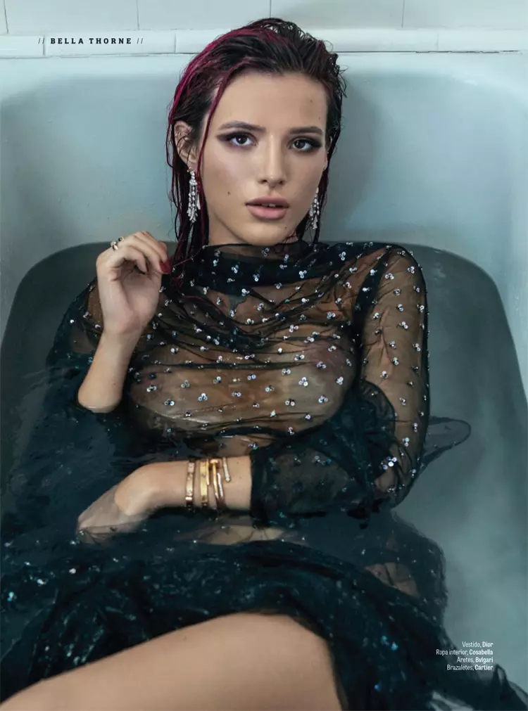 A kádban pózol Bella Thorne áttetsző Dior ruhát visel