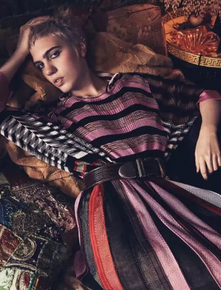 Julia Cumming Rocks ta Buga don Harper's Bazaar Kazakhstan Cover Story