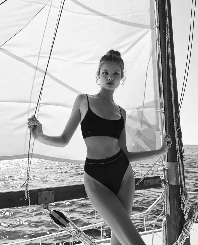 Magdalena Frackowiak poses hauv bikini tsawg heev rau Bikini Lovers lub caij nplooj ntoos hlav-lub caij ntuj sov 2018 phiaj los nqis tes