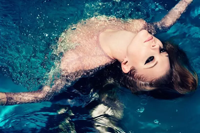 Natalie se baigne dans une piscine avec des yeux bordés de khôl.